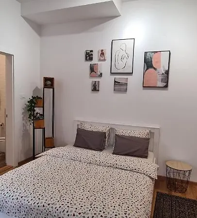 Delena Apartment *